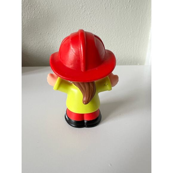 Fisher-Price Little People Fire Truck with Firefighter Figure 2019 - Picture 3 of 11